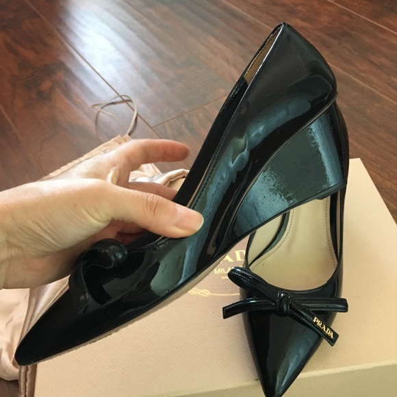 Prada classy logo pointed toe pump - Picture 5 of 8